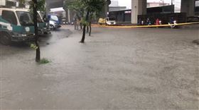最強梅雨炸高雄！鳳仁、澄觀路口大積水　現場畫面曝光