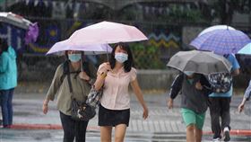越晚雨勢越明顯受到滯留鋒面及西南氣流影響，中央氣象局指出，21日越晚降雨會越來越明顯，21日晚間到22日白天，發生大雨及豪雨機率高。中央社記者徐肇昌攝　109年5月21日