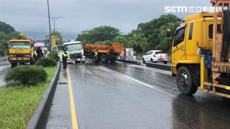 台74砂石車「折頭」自撞　2傷送醫