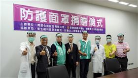 食品包裝公司生產防護面罩　送國內外醫療單位專營生產食品包裝器材的南部化成公司，投入防護面罩生產，在民進黨籍立委蘇震清（左3）安排下，21日舉行捐贈儀式，將10萬套防護面罩分送國內外醫療機構。（蘇震清服務處提供）中央社記者郭芷瑄傳真　109年5月21日