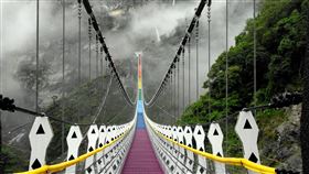 雙龍七彩吊橋擬6月20日開放南投縣政府在信義鄉雙龍瀑布興建全台最長的雙龍七彩吊橋，縣長林明溱表示，研議6月20日對外開放。（縣府提供）中央社記者蕭博陽南投縣傳真　109年5月21日