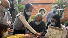新竹市政府重啟長照站　長輩找回生活重心武漢肺炎疫情趨緩，新竹市長照站等據點將在25日重啟，副市長沈慧虹（前右3）21日到社區關懷據點「永修精舍」視察開站整備，並陪長輩做手工藝。中央社記者郭宣(文三)攝　109年5月21日