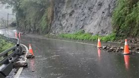 高市桃源區台20線零星落石高雄市山區22日清晨有間歇性大雨，桃源區土質鬆軟，台20線80k至92K處，有零星落石、落葉殘枝，公路總局甲仙工務段一早派員協助清理排除。（甲仙工務段提供）中央社記者王淑芬傳真  109年5月22日