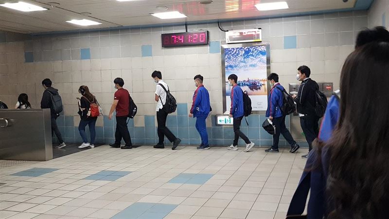 捷運奇景？學生自動「這樣做」網看呆