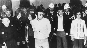 施明德微笑接受美麗島大審。（圖翻攝自施明德臉書）