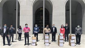 洛杉磯8僑團捐口罩給洛杉磯郡警察局8個來自台灣的僑胞團體聯合捐出1萬片口罩、面罩及手套等防疫裝備給洛杉磯郡警察局。（楊賢怡提供）中央社記者林宏翰洛杉磯傳真  109年5月22日
