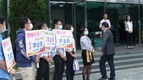 科學園區公會罕見出現舉牌造勢台灣科學園區科學工業同業公會21日召開會員大會，改選理監事，京元電董事長李金恭有意爭取理事長職務，其支持者在公會大門旁舉牌造勢，尋求支持。中央社記者張建中攝　109年5月21日