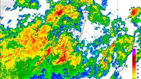 氣象局今（22）天上午9時55分持續發布豪雨特報指出，滯留鋒面及西南氣流影響，易有短時強降雨，今日屏東縣山區有局部大豪雨或超大豪雨，高雄市山區有局部豪雨或大豪雨。