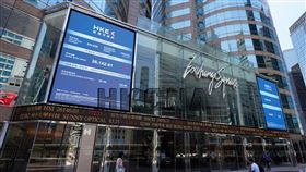 港股重挫逾700點為聲援「反送中」，港人5日發起罷工，市場瀰漫不安情緒，加上人民幣兌美元匯率今天「破7」，導致港股收盤大跌767.26點，跌幅2.85%。（香港中通社提供）中央社　108年8月5日