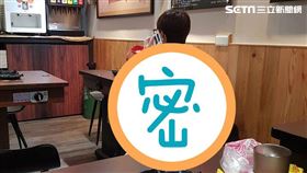 下雨天奇景！他穿「這樣」吃火鍋挨批（圖／翻攝自爆料公社）
