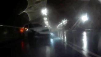轎車疑天雨失控撞飛騎士　驚悚畫面曝