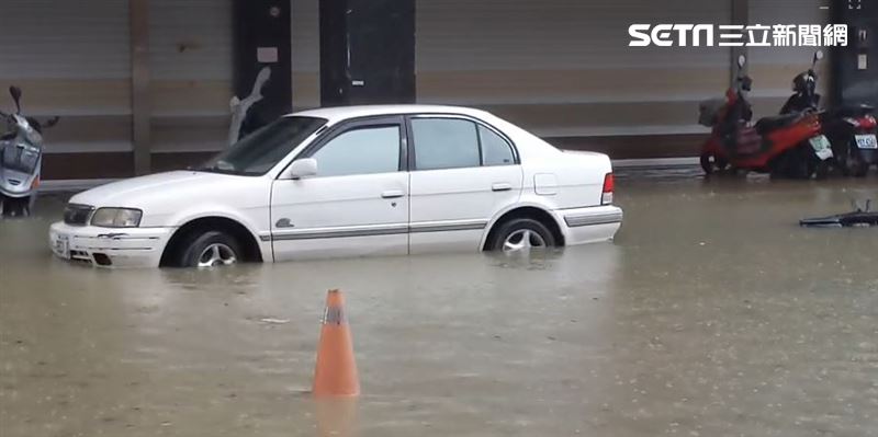 雨彈接連砸　高雄鹽埕淹成「漂漂河」