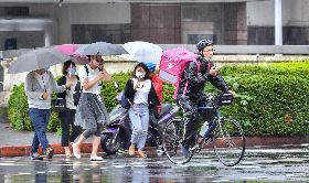 全台有雨　外送員雨中送餐