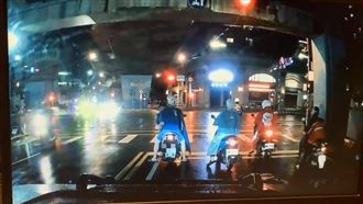 女好意按喇叭　遭老屁孩丟傘死亡凝視