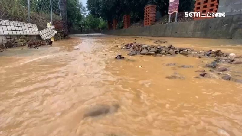 梅雨來勢洶洶　大樹黃泥流淹大馬路