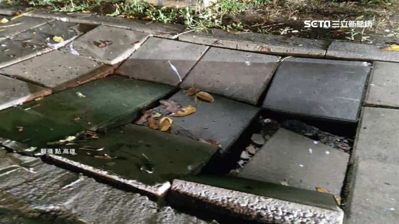 梅雨彈狂襲高雄　人行道地磚整排塌陷