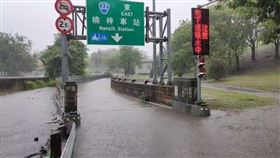 暴雨強灌！楠梓地下道「變水池」被淹沒