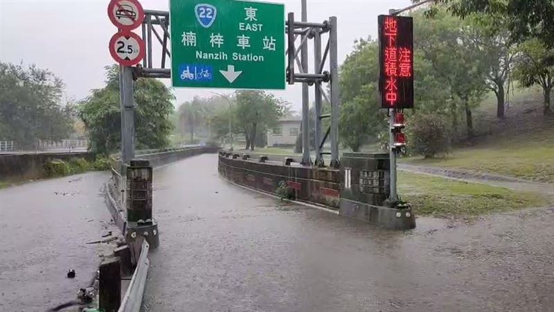 暴雨灌！楠梓地下道變水池　民眾崩潰