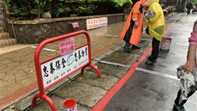 社區強占公有地私劃車位　新北市府強勢收回新北市五股區成泰路四段的龍形天廈社區涉強占公有地私劃車位，新北市政府與社區協商未果，22日鐵腕執法收回公有地並劃設紅線。（新北市交通局提供）中央社記者葉臻傳真　109年5月22日