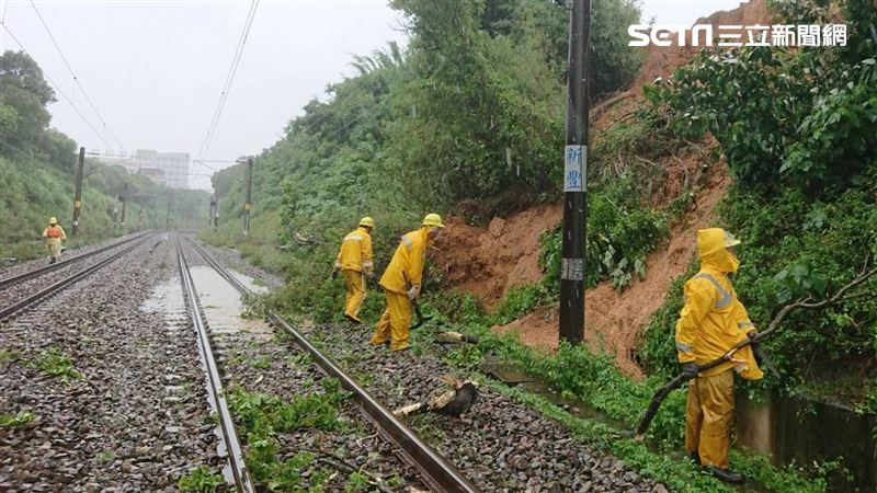 豪雨肆虐！台鐵軌道土石崩流緊急搶修