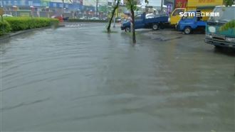 仁武淹水突見「白亮鈔票」　他呆了…