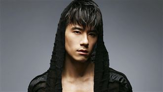 性感肚毛＋八塊肌　JR重現紫禁之巔