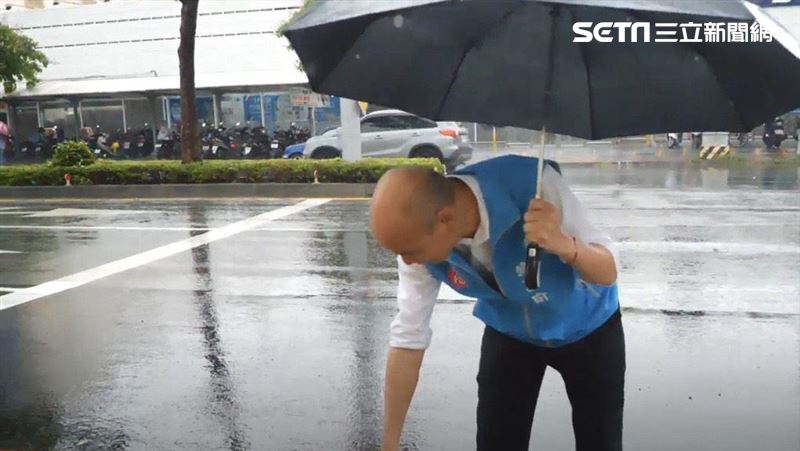 雨襲高雄！水溝蓋坍塌…網：想摔死人
