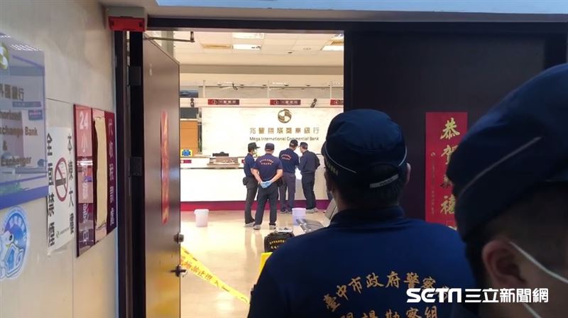 男持槍搶台中兆豐　2分鐘得手19萬