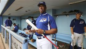 ▲61歲法蘭柯上場揮擊。（圖／美聯社／達志影像）