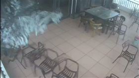梅雨,屏東,枋寮,海景餐廳,玻璃,桌椅,狂風（圖／翻攝畫面）