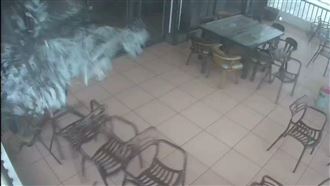 屏東狂風暴雨　餐廳桌子抓狂模式啟動