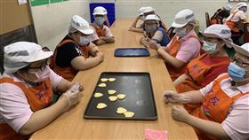 身心障礙孩子們等不到訂單，只能傻傻地苦等。（圖／記者陳宜加攝影）