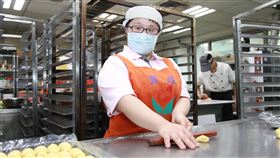 在烘焙上，小文可以獨當一面。（圖／記者陳宜加攝影）