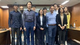 中研院發現食用菇類殺線蟲機制許多線蟲為寄生型線蟲，中央研究院分子生物研究所助研究員薛雁冰（前排中）研究團隊發現2類食肉真菌殺死線蟲的機制，未來可望發展成新的生物防治方法。中央社記者吳欣紜攝　109年5月22日