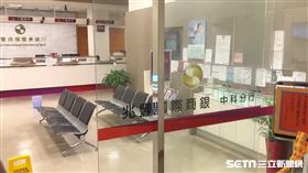 台中大雅區科雅路的兆豐銀行中科分行搶案／翻攝畫面