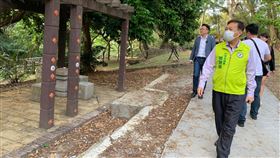 大坑風景區違規攤商多  市議員建議設合法市集大坑風景區在疫情期間成為台中市民戶外休閒好去處，台中市議員曾朝榮（前）22日建議台中市政府設置合法市集，解決違法攤商強占停車場營業的問題。（曾朝榮提供）中央社記者郝雪卿傳真  109年5月22日