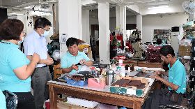 身障朋友做皮雕不馬虎　產線一手包　　