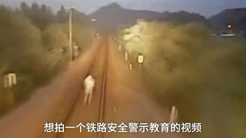 男鐵軌上拍狗屍視頻　10秒後被撞亡