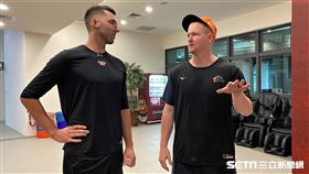 樂天桃猿卡本特和統一獅達尼爾在台灣不期而遇。（圖／記者王怡翔攝影）