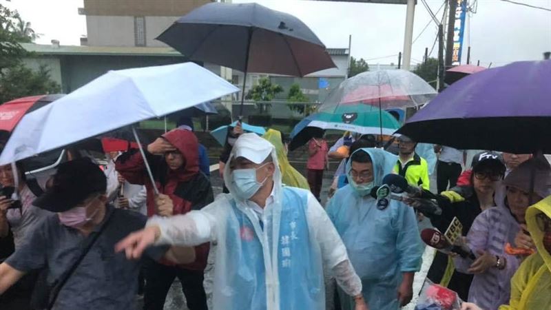 韓國瑜自豪退水快　視察完路面又淹水