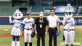 ▲中華職棒開放觀眾首戰陳金鋒開球、富邦悍將總教練洪一中擔任捕手、中職會長吳志揚擔任主審。（圖／記者林聖凱攝影）