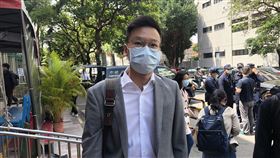 太陽花攻占行政院案二審改判　林飛帆到場關注太陽花學運「攻占行政院」案，高院28日宣判，認定魏揚、陳廷豪等7人成立煽惑他人犯罪，改判2月至4月徒刑。民進黨副秘書長林飛帆（前）為當年太陽花學運領袖，也在庭外關注宣判結果。中央社記者劉世怡攝　109年4月28日