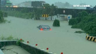 高雄又淹…路變河、車險滅頂　民無奈