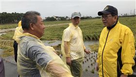 豪雨釀災　潘孟安視察農損情形（2）屏東縣竹田鄉、南州鄉和新園鄉等稻米產地遭受豪雨侵襲，22日都傳出水稻倒伏情形，屏東縣長潘孟安（右）前往視察新園鄉農損狀況，聽取農民心聲。（屏東縣政府提供）中央社記者郭芷瑄傳真　109年5月22日
