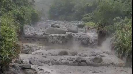 直擊／阿里山「行諄橋」土石流狂瀉