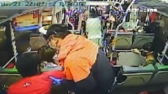 男公車上抽搐倒地　司機急撥電話求救