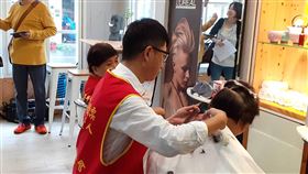 美髮師念母恩　偏鄉義剪助長者苗栗美髮師鍾維發（前左）在母親過世後，定期為偏鄉弱勢長輩到府義剪，以自身專長貢獻社會，他說，這是自己懷念母恩的方式。（華山基金會提供）中央社記者管瑞平傳真　109年5月22日