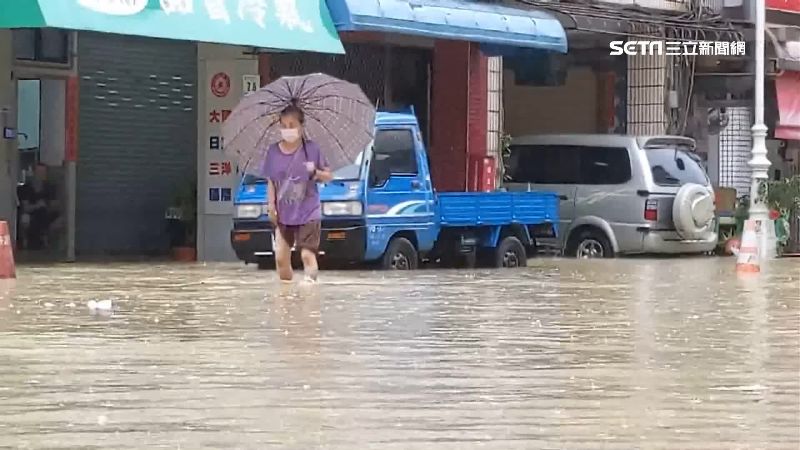 高雄趕通車沒做側溝　大雨一來水漫道