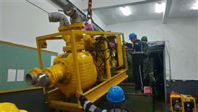 南部豪雨不斷　國軍完成抽水機整備南部地區豪雨不斷，國軍高雄災防區海軍官兵正實施抽水機吊掛作業，待命投入支援救災任務。（國防部提供）中央社記者陳韻聿傳真　109年5月22日