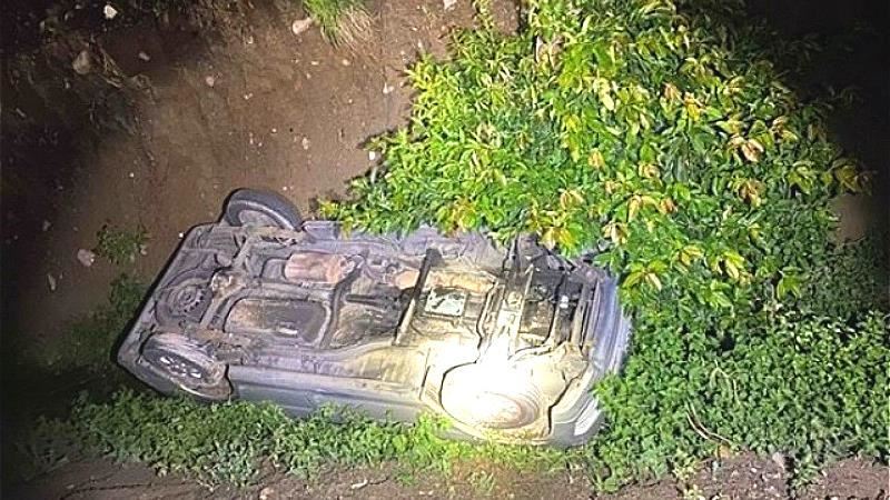 男開車「癲癇發作」　失控暴衝翻溝渠